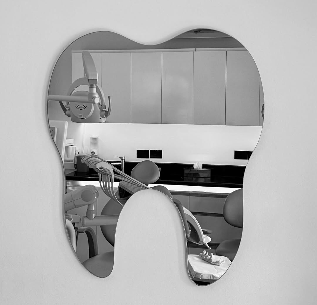 Espejo en forma de molar en la clínica